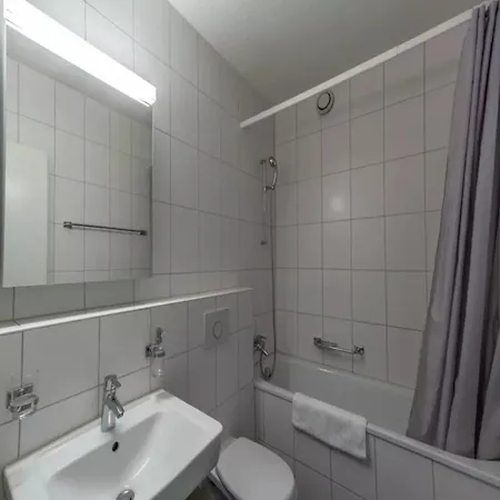 Bright 2-bedroom With Balconies In Central Apartment